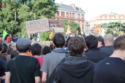 300 personnes se sont rassemblés jeudi soir place Saint-Etienne pour dire non à la montée des groupuscules d’extrême droite.